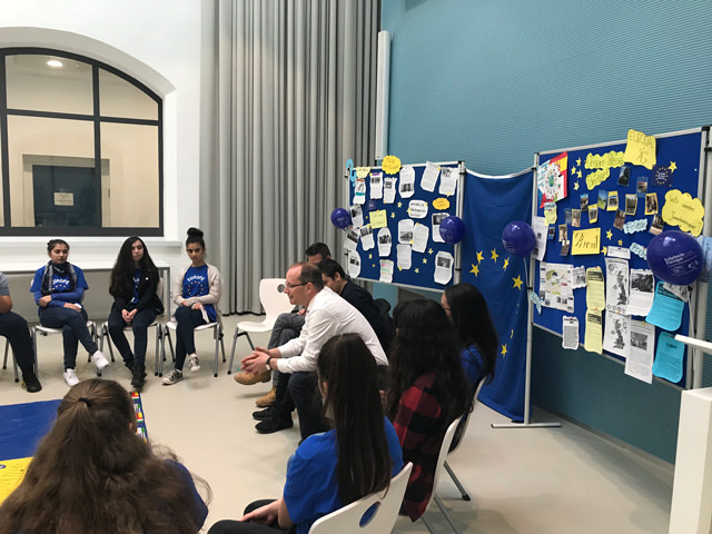 Der Landtagsabgeordnete Gerd Schreiner (CDU) besucht die Anne-Frank-Realschule