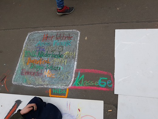 Gruppenarbeit Klasse 6 e Gehwegpflaster mit Kreide