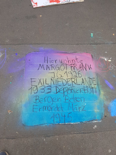 Gruppenarbeit Klasse 6 e Gehwegpflaster mit Kreide