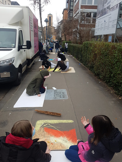Gruppenarbeit Klasse 6 e Gehwegpflaster mit Kreide
