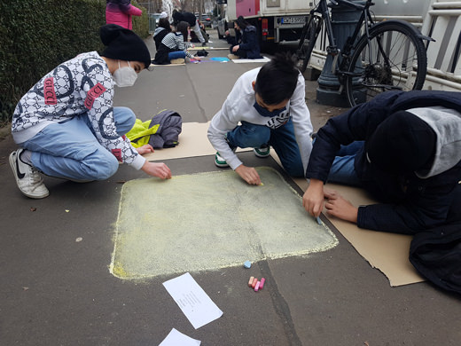 Gruppenarbeit Klasse 6 e Gehwegpflaster mit Kreide