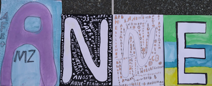 ANNE ist eine Zusammenstellung aus vier einzelnen Arbeiten aus der Orientierungsstufe / Hofdekoration für den Anne-Frank-Tag 2022 